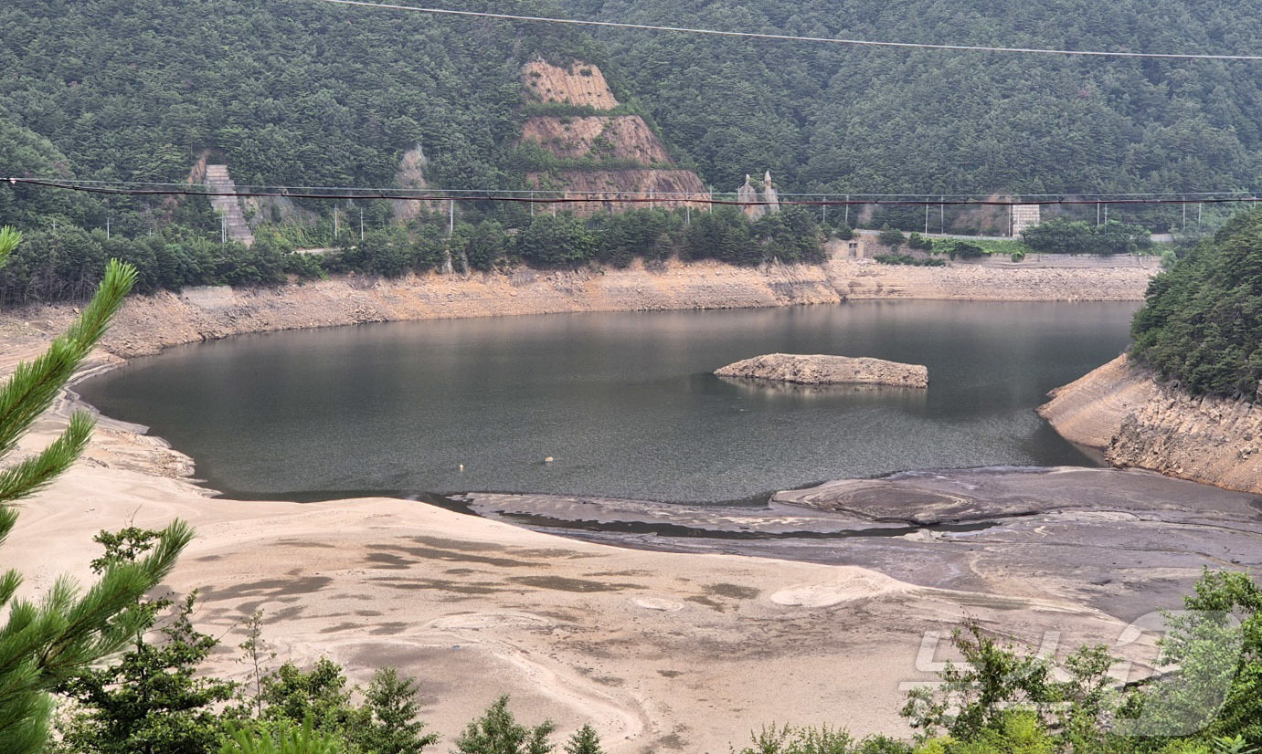 (강릉=뉴스1) 윤왕근 기자 = 8일 강원 강릉시 성산면 오봉저수지 수위가 낮아지며 바닥을 드러내고 있다. 이날 기준 해당 저수지 저수율은 32%로, 전국 평균(62.2%)보다 현 …