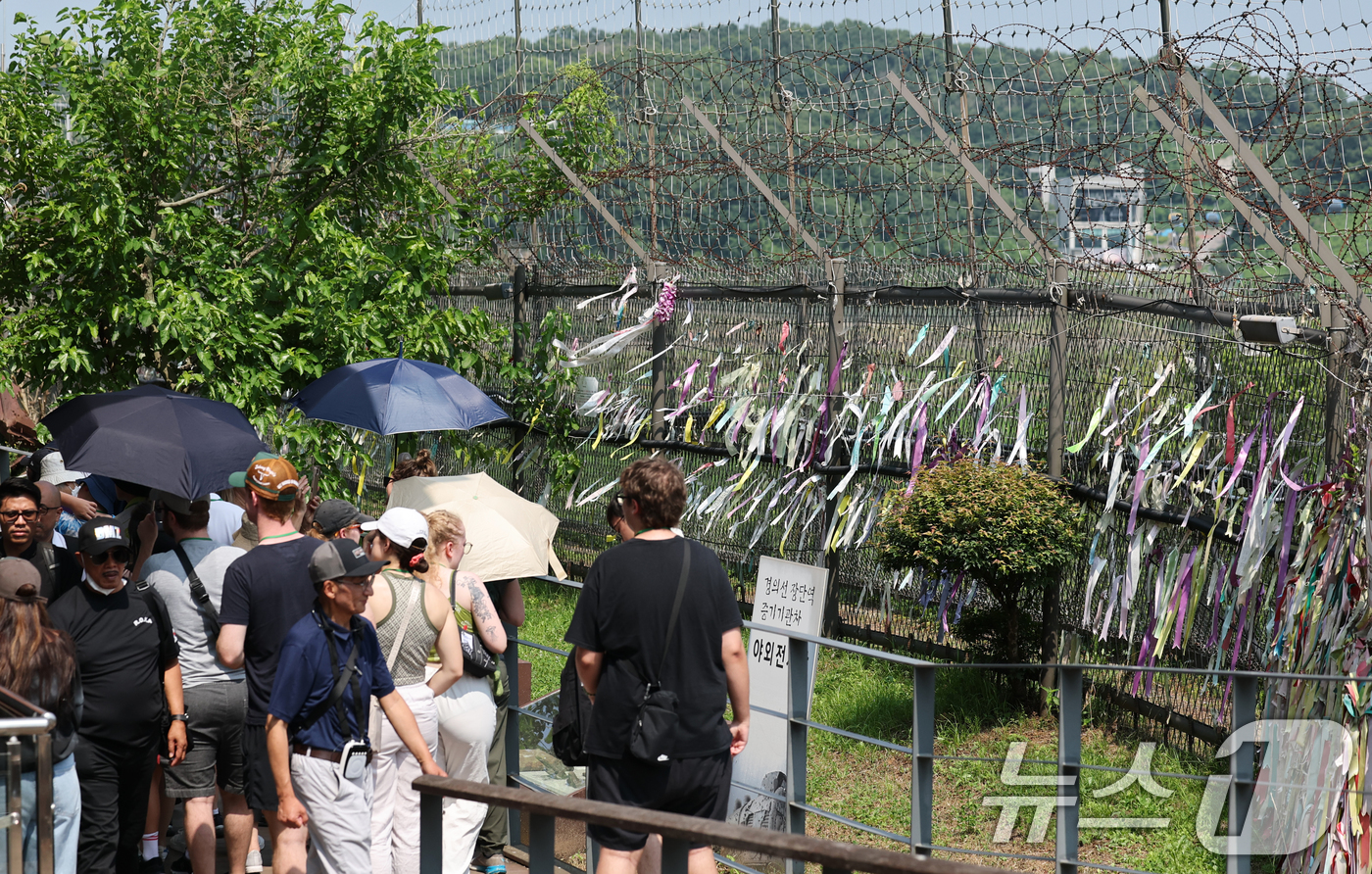 (파주=뉴스1) 오대일 기자 = 8일 오전 경기 파주시 임진각이 안보여행에 나선 외국인 관광객들로 붐비고 있다. 파주시와 납북자가족모임은 이날 임진각에서 공동 기자회견을 열고 대북 …
