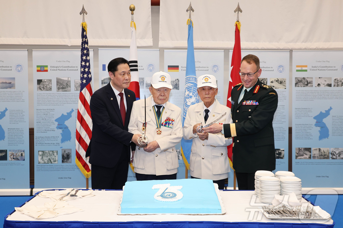 (평택=뉴스1) 사진공동취재단 = 이희완 국가보훈부 차관(왼쪽부터), 6.25 참전용사 김홍수 대령(퇴역), 황수곤(병장 전역), 데릭 맥컬리 중장(유엔사 부사령관, 캐나다육군)이 …