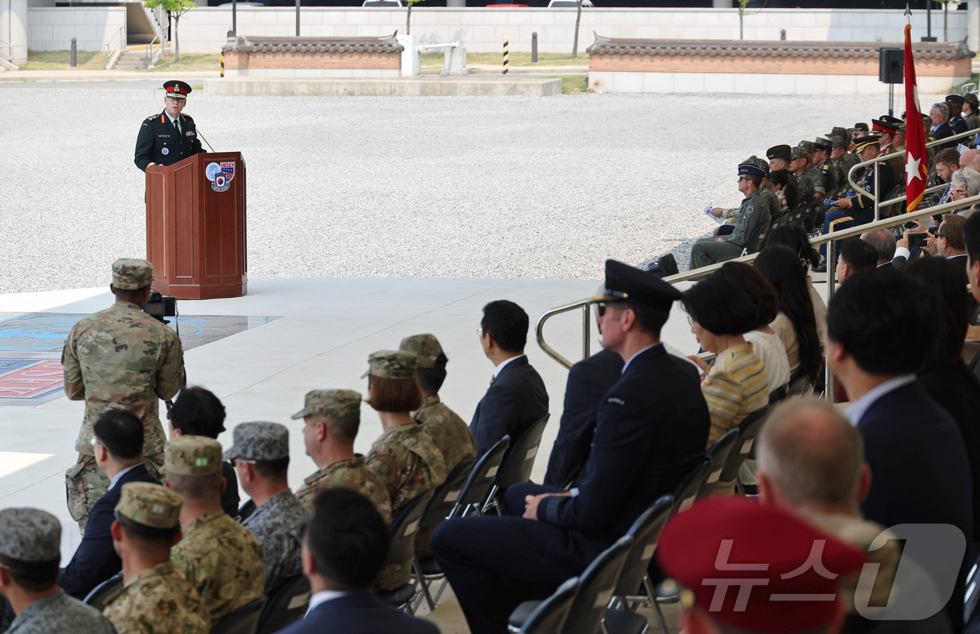(평택=뉴스1) 사진공동취재단 = 데릭 맥컬리 중장(유엔사 부사령관, 캐나다육군)이 8일 오전 경기 평택시 캠프험프리스 바커필드 연병장에서 열린 유엔사 창립 기념행사에서 환영사를 …