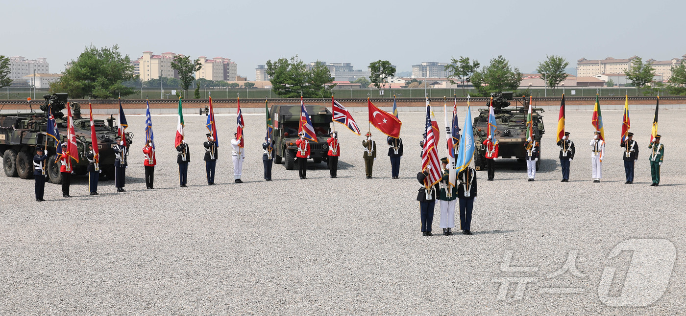 (평택=뉴스1) 사진공동취재단 = 유엔군사령부 깃발을 비롯한 22개국 깃발이 8일 오전 경기 평택시 캠프험프리스 바커필드 연병장에서 열린 유엔사 창립 기념행사에 앞서 입장해 있다. …