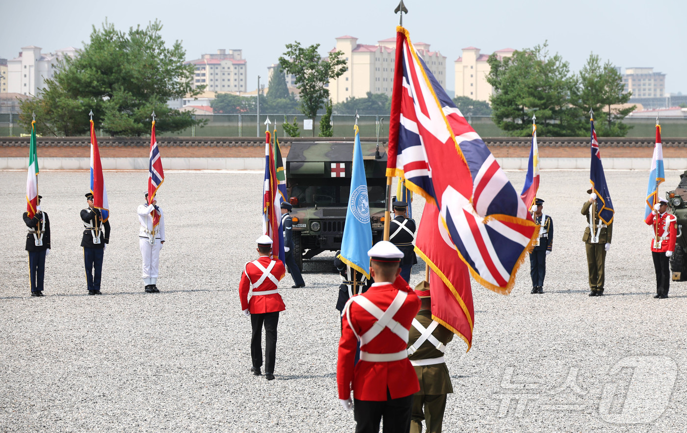 (평택=뉴스1) 사진공동취재단 = 유엔군사령부 깃발을 비롯한 참가국 깃발이 8일 오전 경기 평택시 캠프험프리스 바커필드 연병장에서 열린 유엔사 창립 기념행사에 입장하고 있다. 20 …