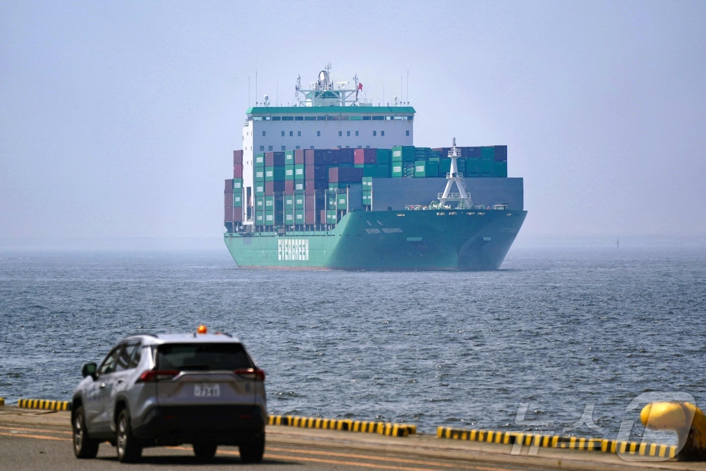 (도쿄 AFP=뉴스1) 최종일 선임기자 = 8일 일본 도쿄에 있는 국제 카고 터미널에 화물선에 입항하고 있다. 2025.07.08ⓒ AFP=뉴스1