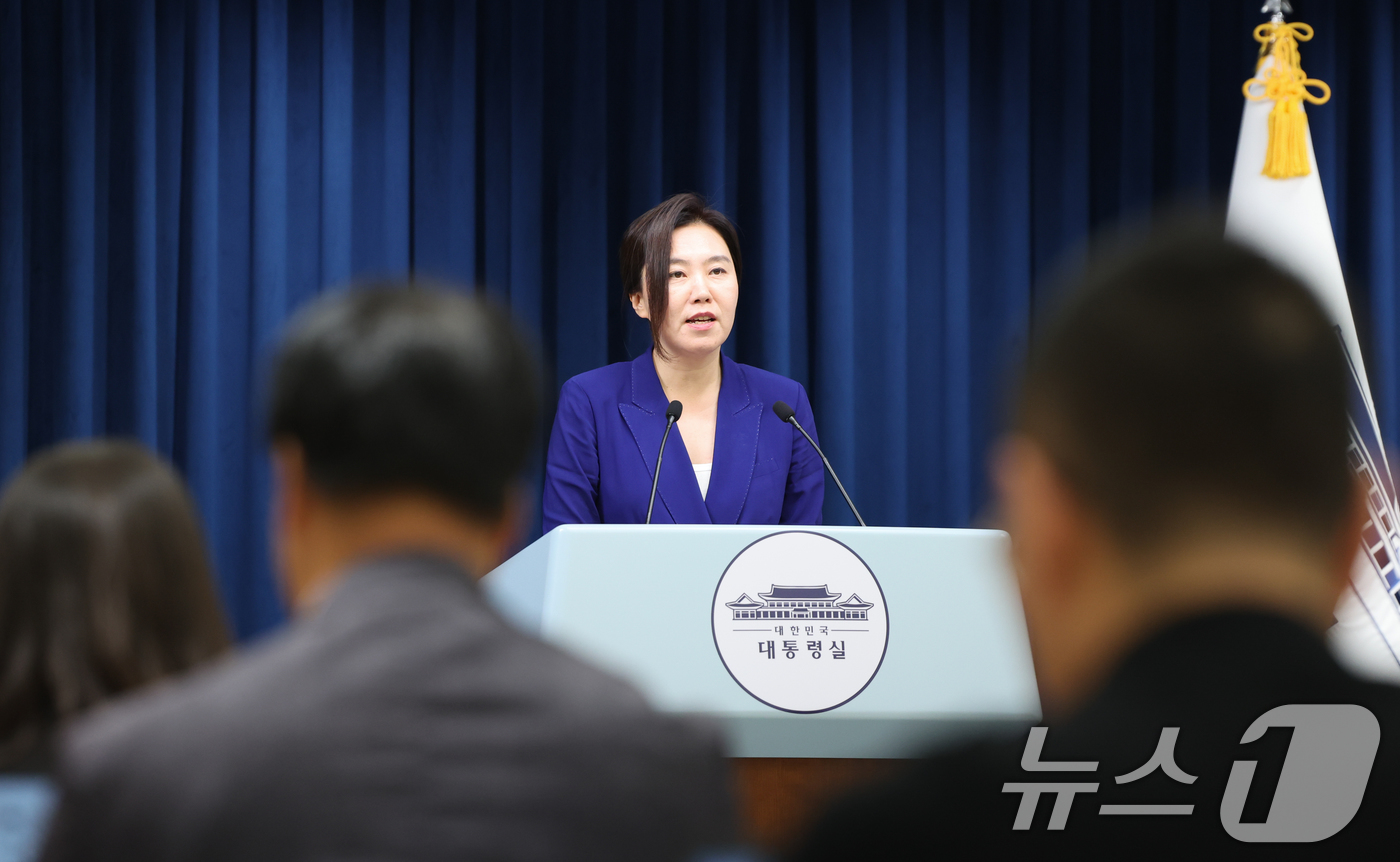 (서울=뉴스1) 허경 기자 = 강유정 대통령실 대변인이 8일 서울 용산구 대통령실 청사에서 국무회의 관련 브리핑을 하고 있다. 2025.7.8/뉴스1