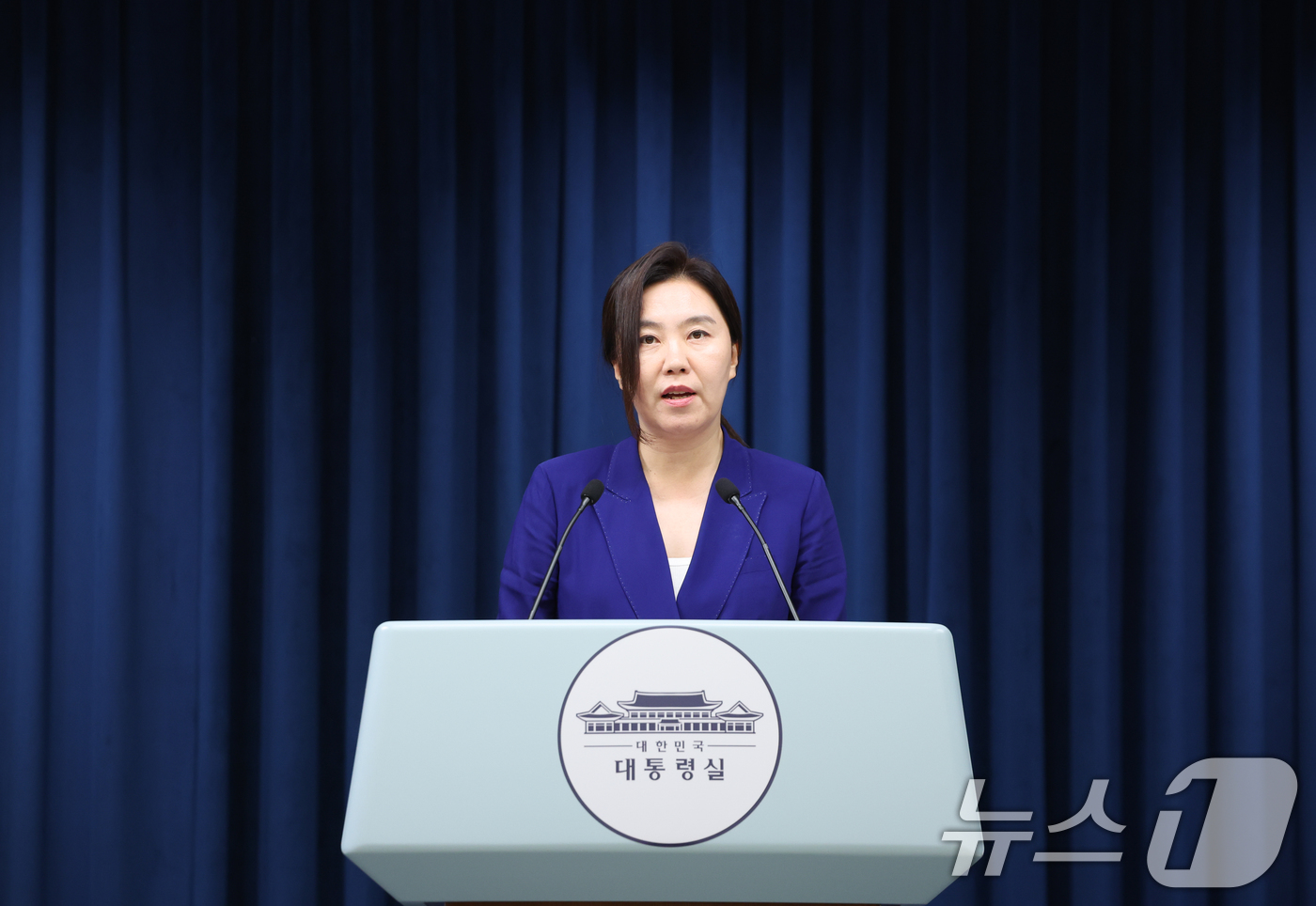 (서울=뉴스1) 허경 기자 = 강유정 대통령실 대변인이 8일 서울 용산구 대통령실 청사에서 국무회의 관련 브리핑을 하고 있다. 2025.7.8/뉴스1