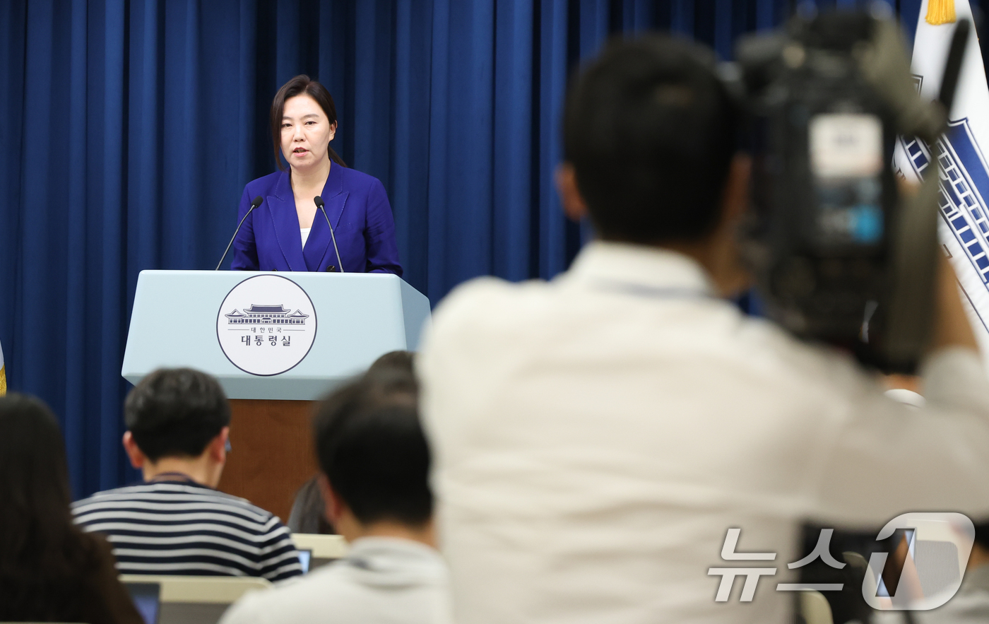 (서울=뉴스1) 허경 기자 = 강유정 대통령실 대변인이 8일 서울 용산구 대통령실 청사에서 국무회의 관련 브리핑을 하고 있다. 2025.7.8/뉴스1