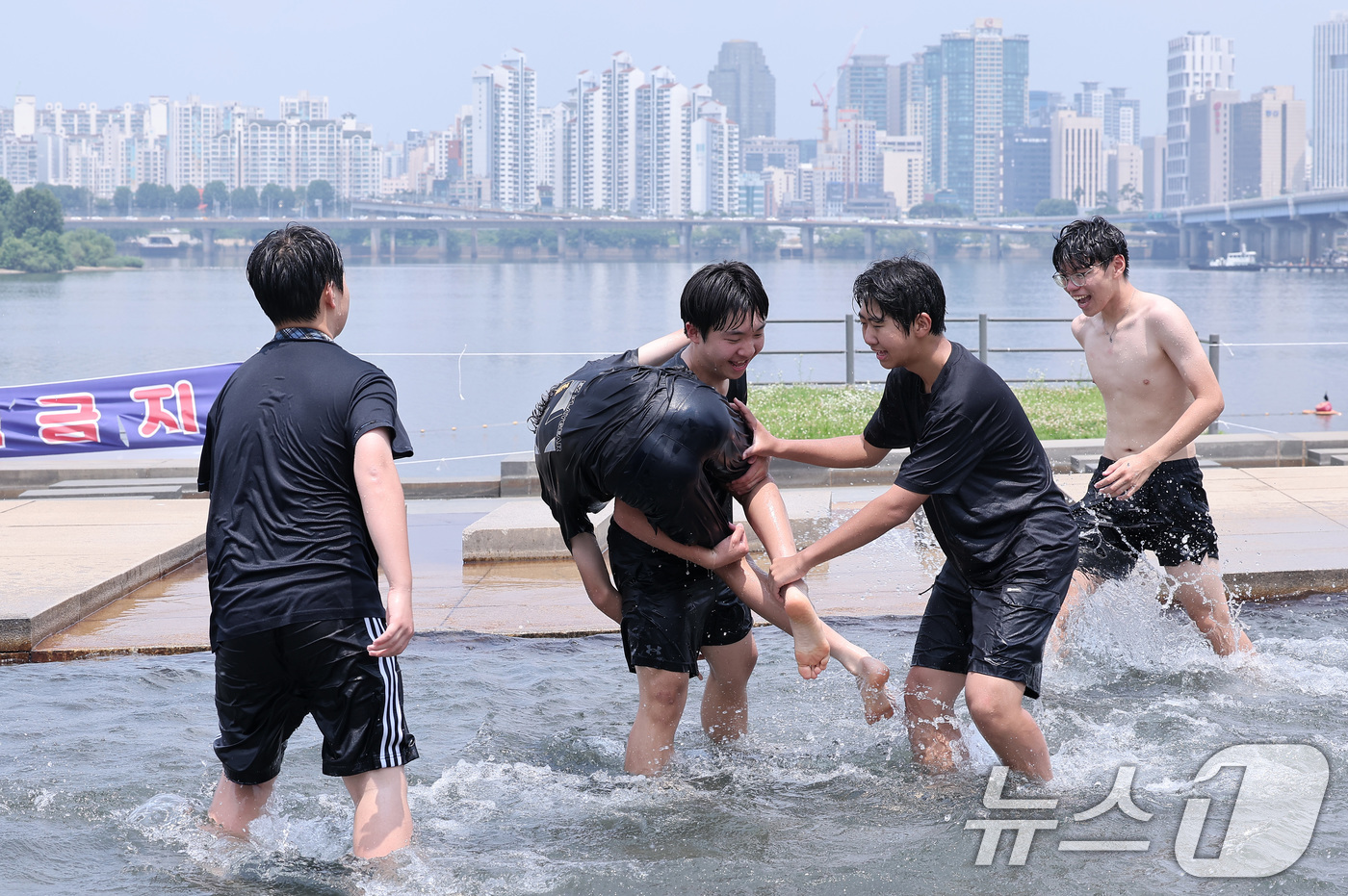 (서울=뉴스1) 김성진 기자 = 전국 대부분 지역에서 최고 체감온도가 35도 안팎으로 오르며 무더운 날씨가 이어진 8일 서울 영등포구 여의도 물빛광장을 찾은 학생들이 물놀이를 하고 …
