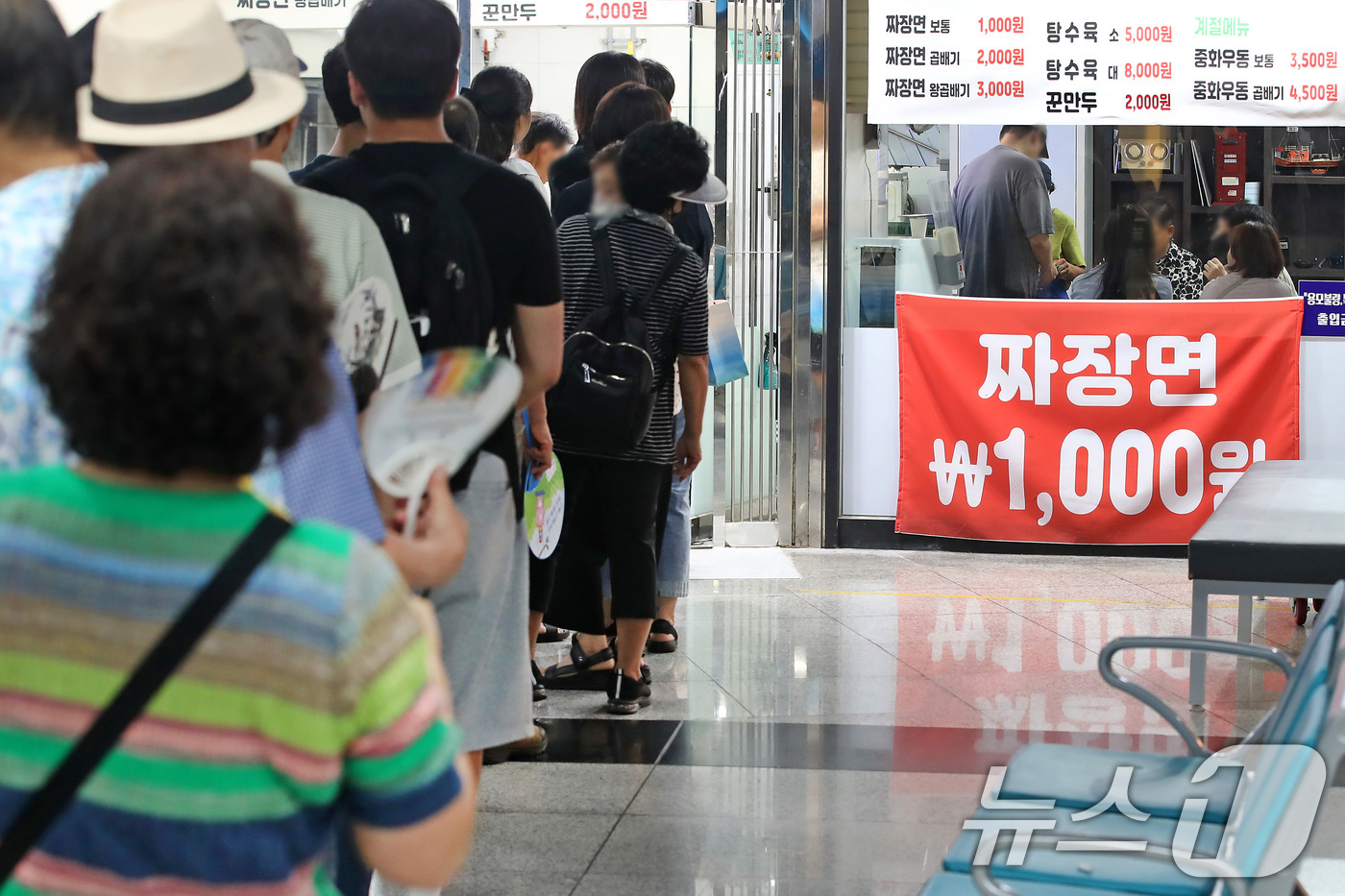 (대구=뉴스1) 공정식 기자 = 8일 오전 대구 중구 봉산육거리 지하 메트로프라자 중국음식점 앞에 점심시간을 앞두고 짜장면을 맛보려는 시민들이 줄지어 차례를 기다리고 있다.대구도시 …