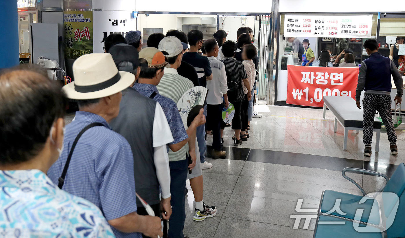 (대구=뉴스1) 공정식 기자 = 8일 오전 대구 중구 봉산육거리 지하 메트로프라자 중국음식점 앞에 점심시간을 앞두고 짜장면을 맛보려는 시민들이 줄지어 차례를 기다리고 있다.대구도시 …