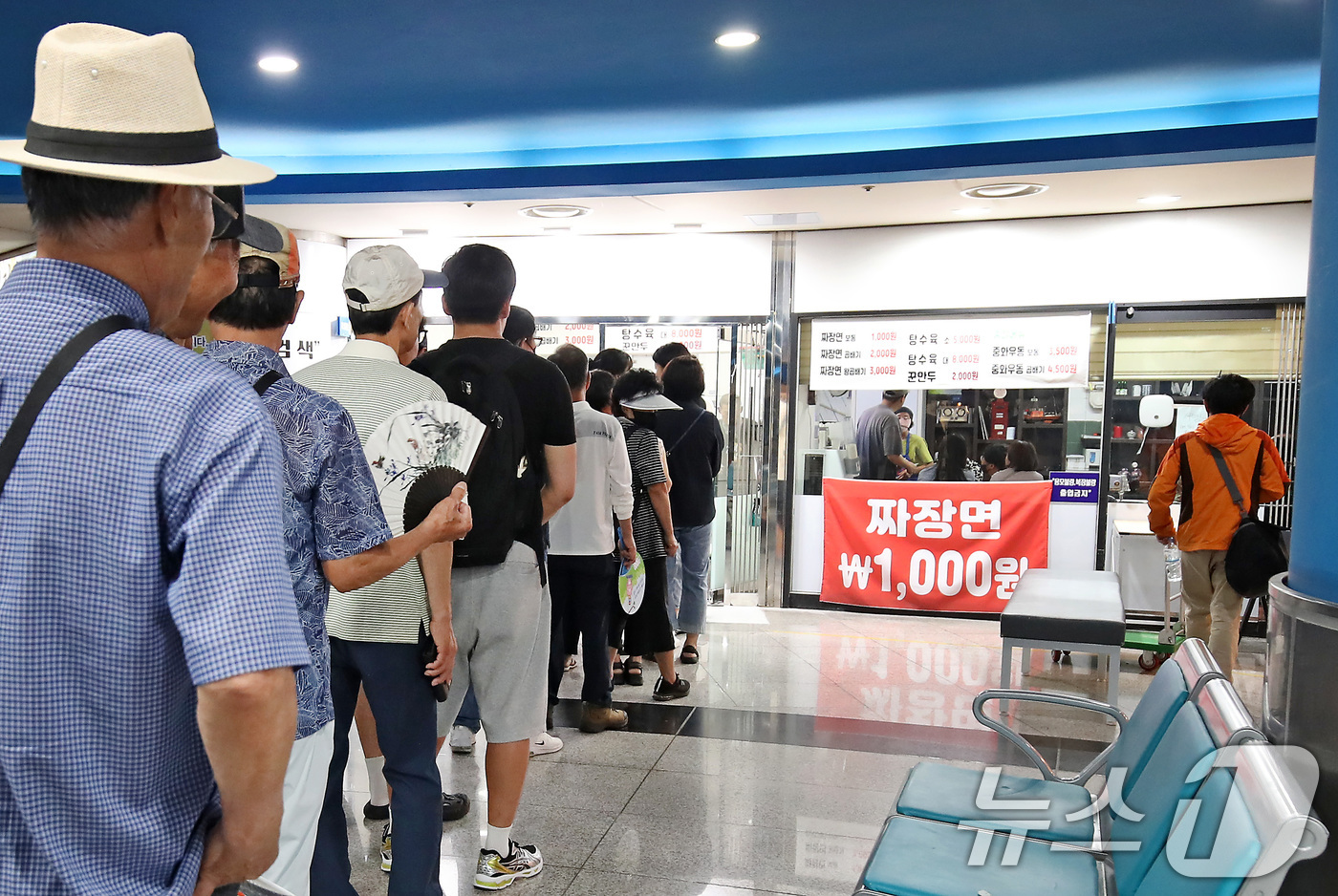 (대구=뉴스1) 공정식 기자 = 8일 오전 대구 중구 봉산육거리 지하 메트로프라자 중국음식점 앞에 점심시간을 앞두고 짜장면을 맛보려는 시민들이 줄지어 차례를 기다리고 있다.대구도시 …