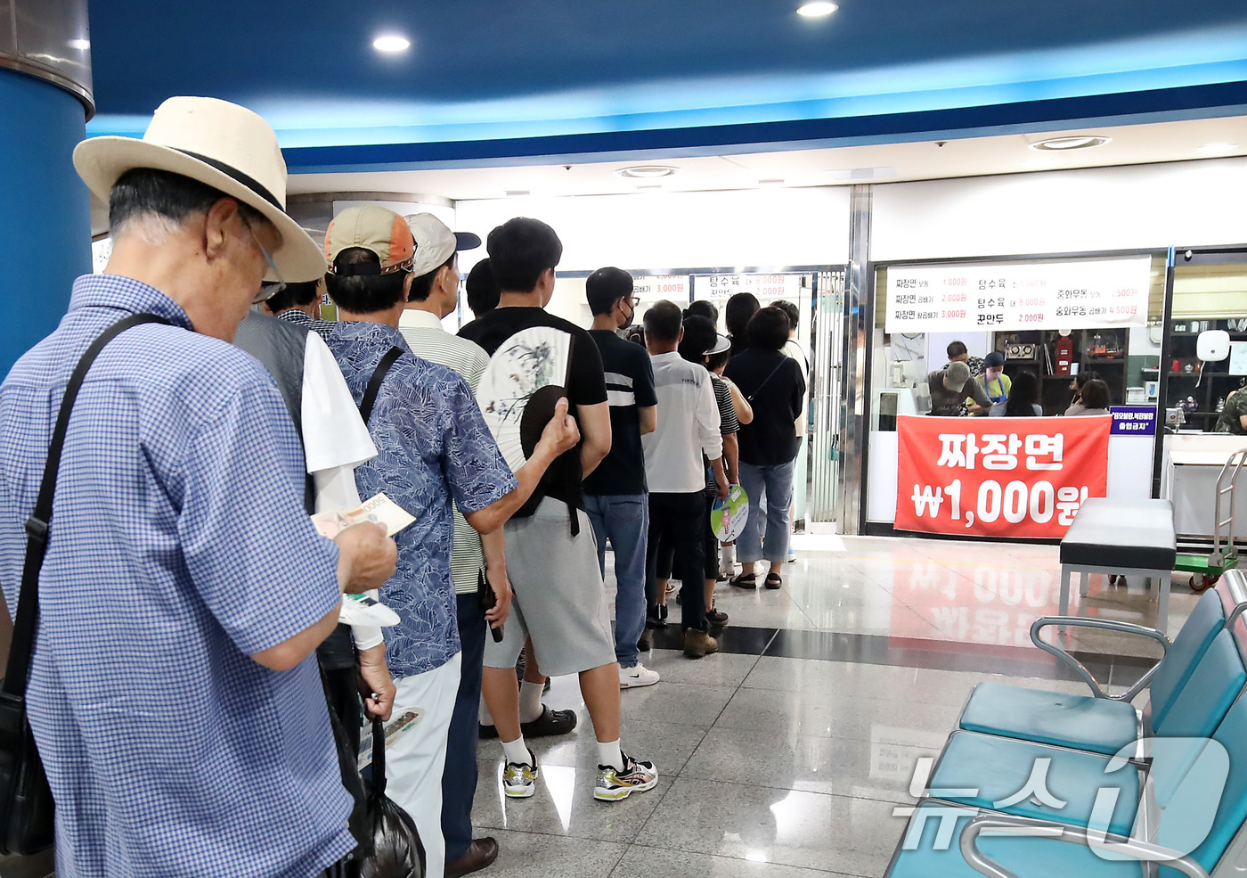 (대구=뉴스1) 공정식 기자 = 8일 오전 대구 중구 봉산육거리 지하 메트로프라자 중국음식점 앞에 점심시간을 앞두고 짜장면을 맛보려는 시민들이 줄지어 차례를 기다리고 있다.대구도시 …