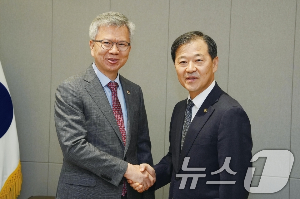 (서울=뉴스1) = 김택우 대한의사협회 회장이 8일 서울 용산구 대한의사협회에서 이형훈 보건복지부 제2차관과 기념 촬영을 하고 있다. (대한의사협회 제공. 재판매 및 DB 금지) …