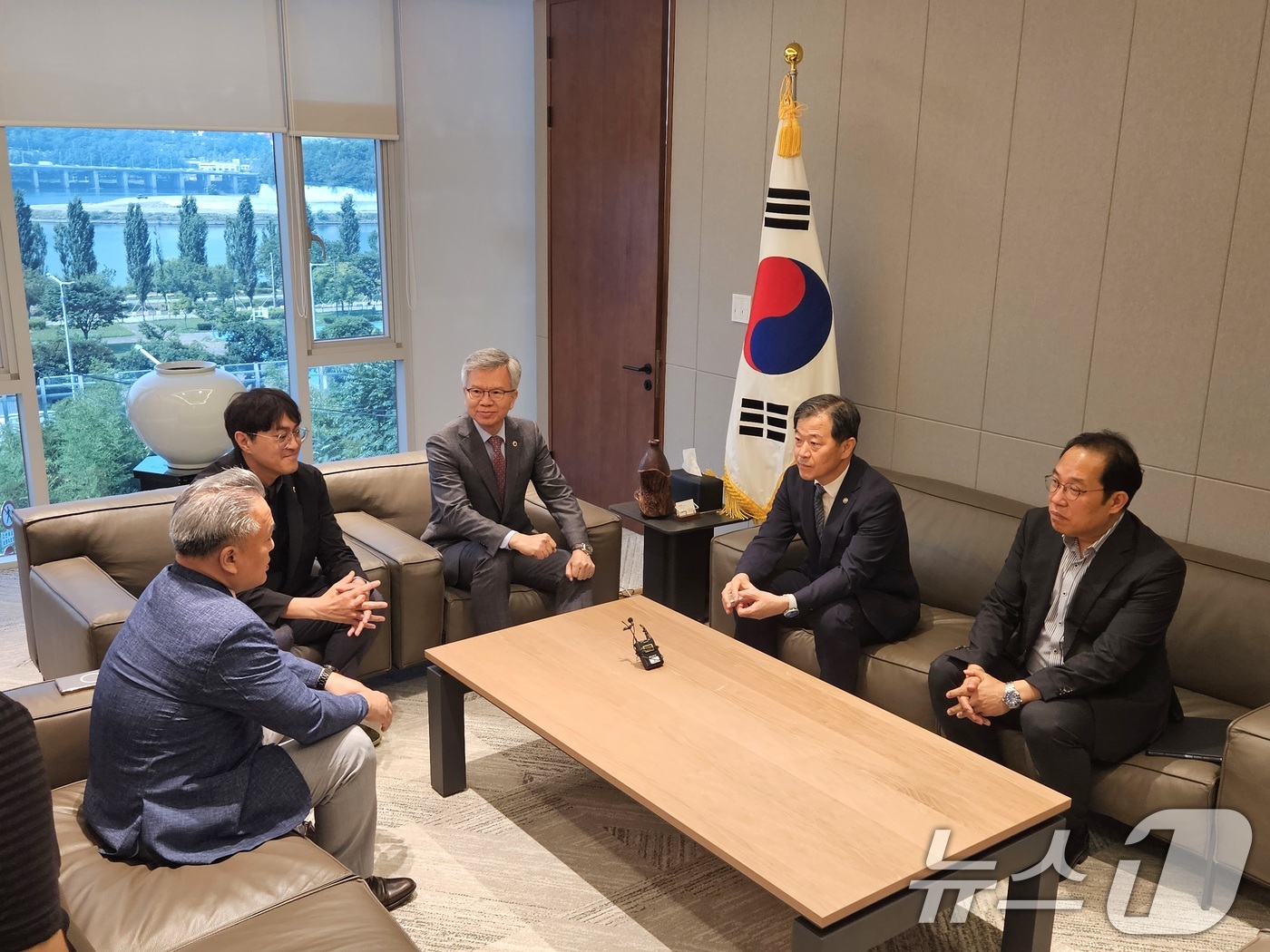 (서울=뉴스1) = 김택우 대한의사협회 회장이 8일 서울 용산구 대한의사협회에서 이형훈 보건복지부 제2차관과 면담을 나누고 있다. (대한의사협회 제공. 재판매 및 DB 금지) 20 …