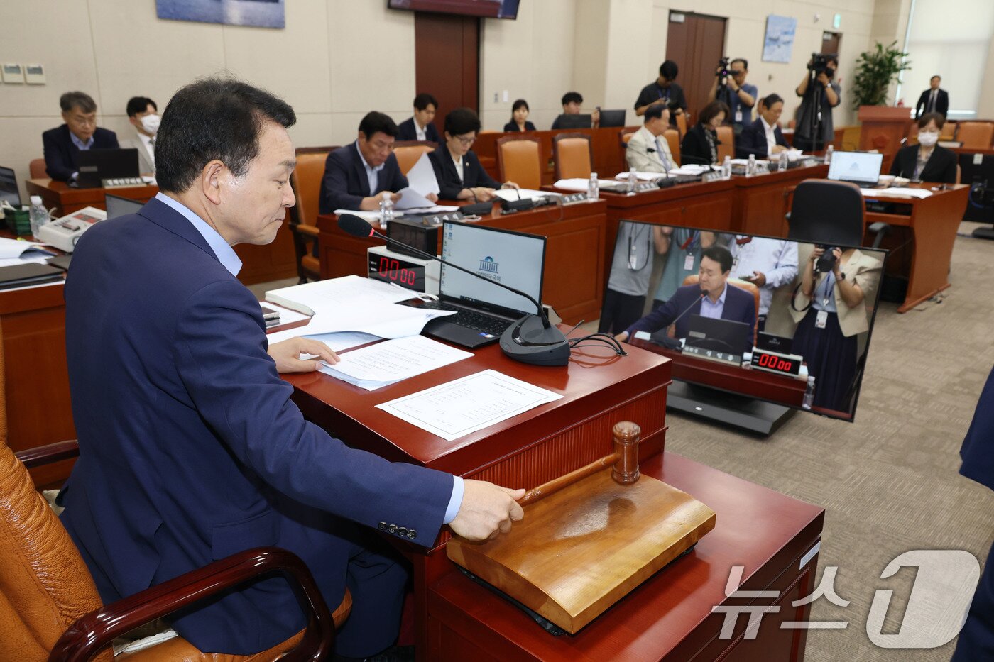 본문 이미지 - 8일 오후 서울 여의도 국회에서 열린 국방위원회 전체회의에서 성일종 위원장이 의사봉을 두드리며 안규백 국방부 장관 후보자 인사청문회 실시계획서 채택의 건 등 안건을 상정하고 있다. 2025.7.8/뉴스1 ⓒ News1 이광호 기자