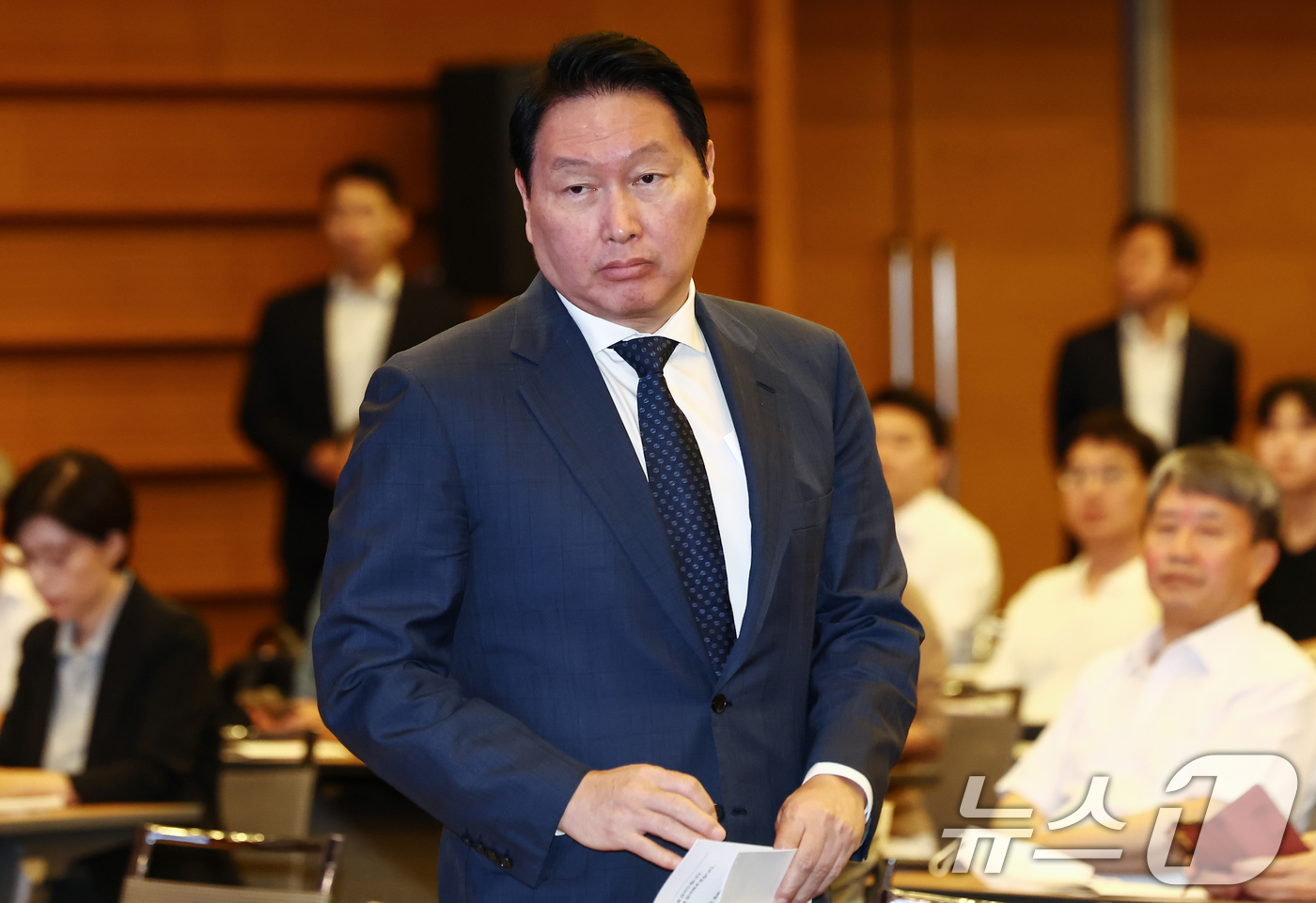 (서울=뉴스1) 김민지 기자 = 최태원 대한상공회의소 회장이 8일 오후 서울 중구 대한상의 국제회의장에서 열린 '기업·사회·정부가 함께 만드는 기업가 정신의 미래' 토론회에서 인사 …