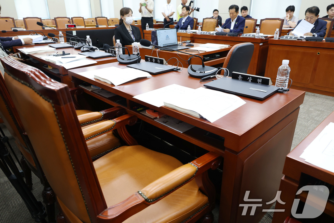 (서울=뉴스1) 이광호 기자 = 8일 오후 서울 여의도 국회에서 열린 국방위원회 전체회의에 윤상현 국민의힘 의원이 불참해 자리가 비어있다.이날 윤석열 전 대통령의 부인 김건희 여사 …