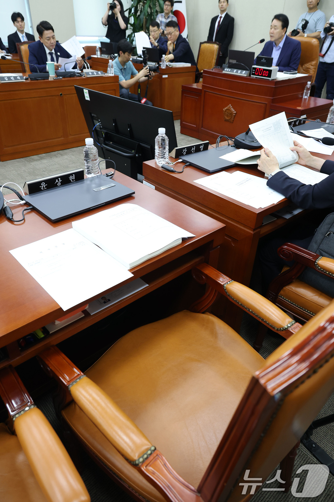 (서울=뉴스1) 이광호 기자 = 8일 오후 서울 여의도 국회에서 열린 국방위원회 전체회의에 윤상현 국민의힘 의원이 불참해 자리가 비어있다.이날 윤석열 전 대통령의 부인 김건희 여사 …