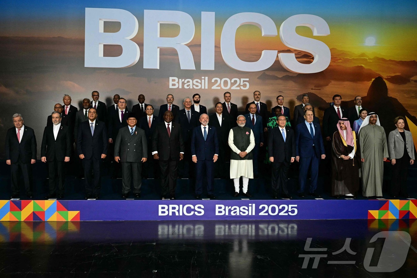 (리우데자네이루 AFP=뉴스1) 최종일 선임기자 = 7일(현지시간) 브라질 리우데자네이루에서 열린 브릭스 정상회의에서 참석자들이 단체 기념 사진 촬영을 했다. 2025.07.07ⓒ …