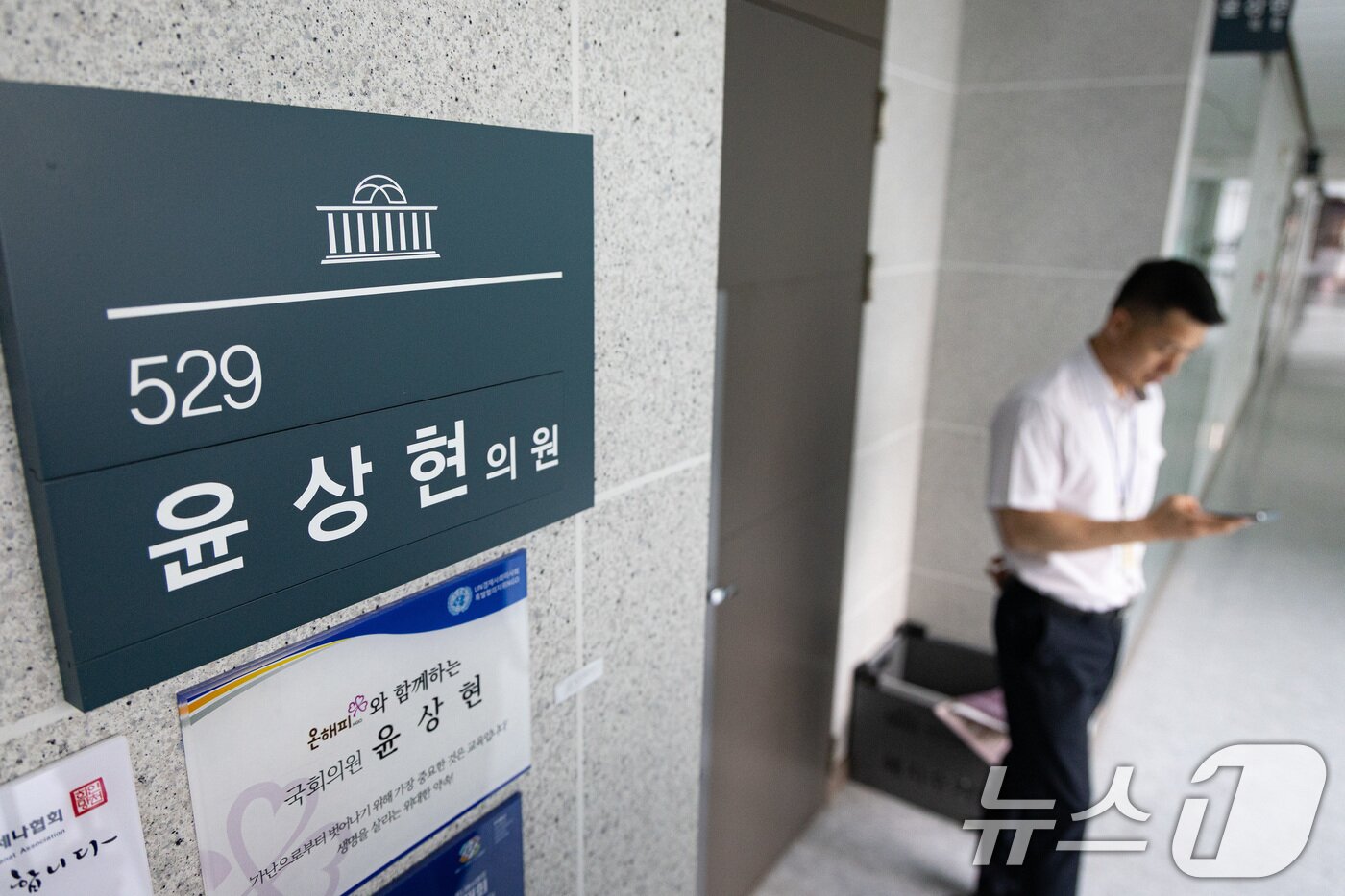 본문 이미지 - 윤석열 전 대통령 배우자 김건희 여사와 관련한 의혹을 수사하는 민중기 특별검사팀이 8일 &#39;공천개입 의혹&#39;과 관련 윤상현 국민의힘 의원에 대한 압수수색을 진행중인 가운데 서울 여의도 국회 의원회관 윤 의원 사무실 문이 굳게 닫혀 있다. 2025.7.8/뉴스1 ⓒ News1 유승관 기자