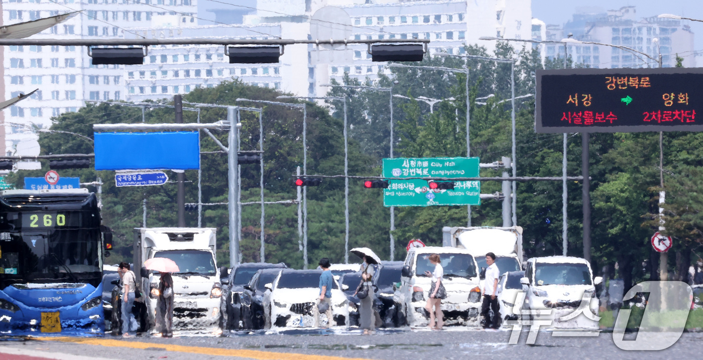 (서울=뉴스1) 김성진 기자 = 서울 기온이 37.1도까지 오르면서 근대적인 기상관측을 시작한 이래 7월 상순 기온으론 역대 최고치를 기록한 8일 서울 영등포구 여의도 일대 뜨겁게 …