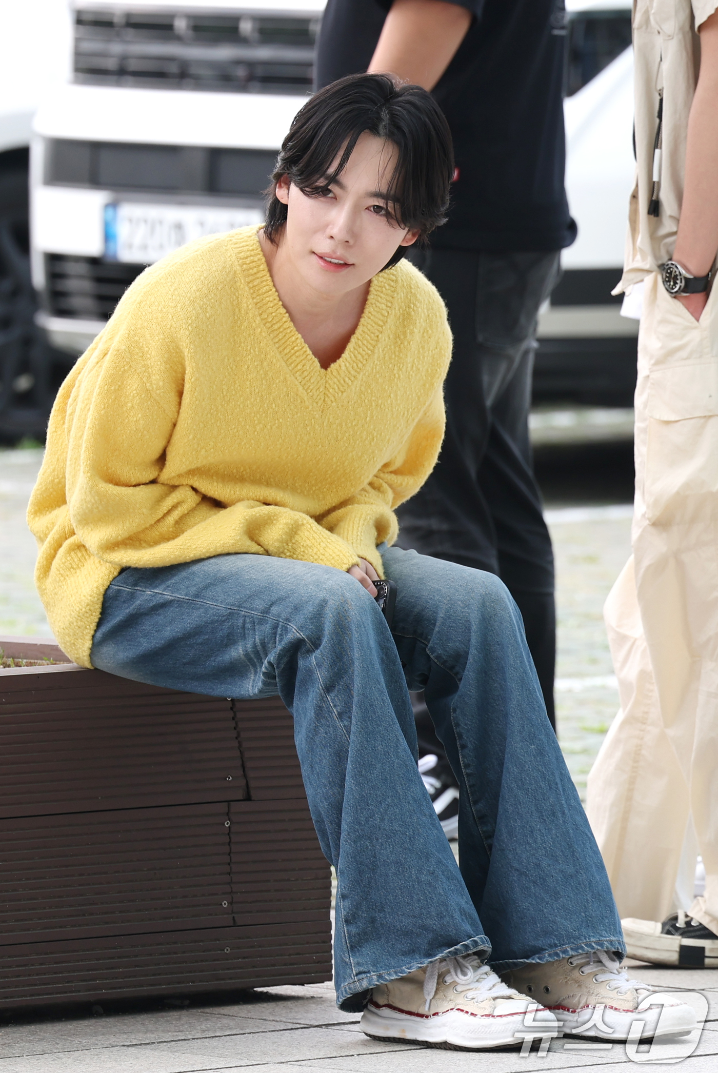 (서울=뉴스1) 권현진 기자 = 위너 김진우가 라디오 ‘컬투쇼’를 위해 8일 서울 양천구 SBS 방송센터에 도착해 인사를 하고 있다.  2025.7.8/뉴스1