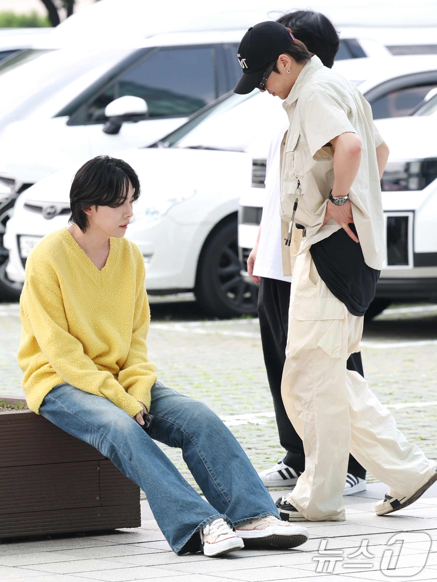 (서울=뉴스1) 권현진 기자 = 위너 김진우, 강승윤(오른쪽)이 라디오 ‘컬투쇼’를 위해 8일 서울 양천구 SBS 방송센터에 도착해 대기하고 있다.  2025.7.8/뉴스1