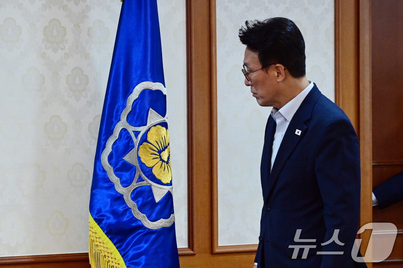 (서울=뉴스1) 임세영 기자 = 김민석 국무총리가 8일 오후 서울 종로구 정부서울청사 집무실에 도착해 총리실기를 바라보고 있다. 2025.7.8/뉴스1