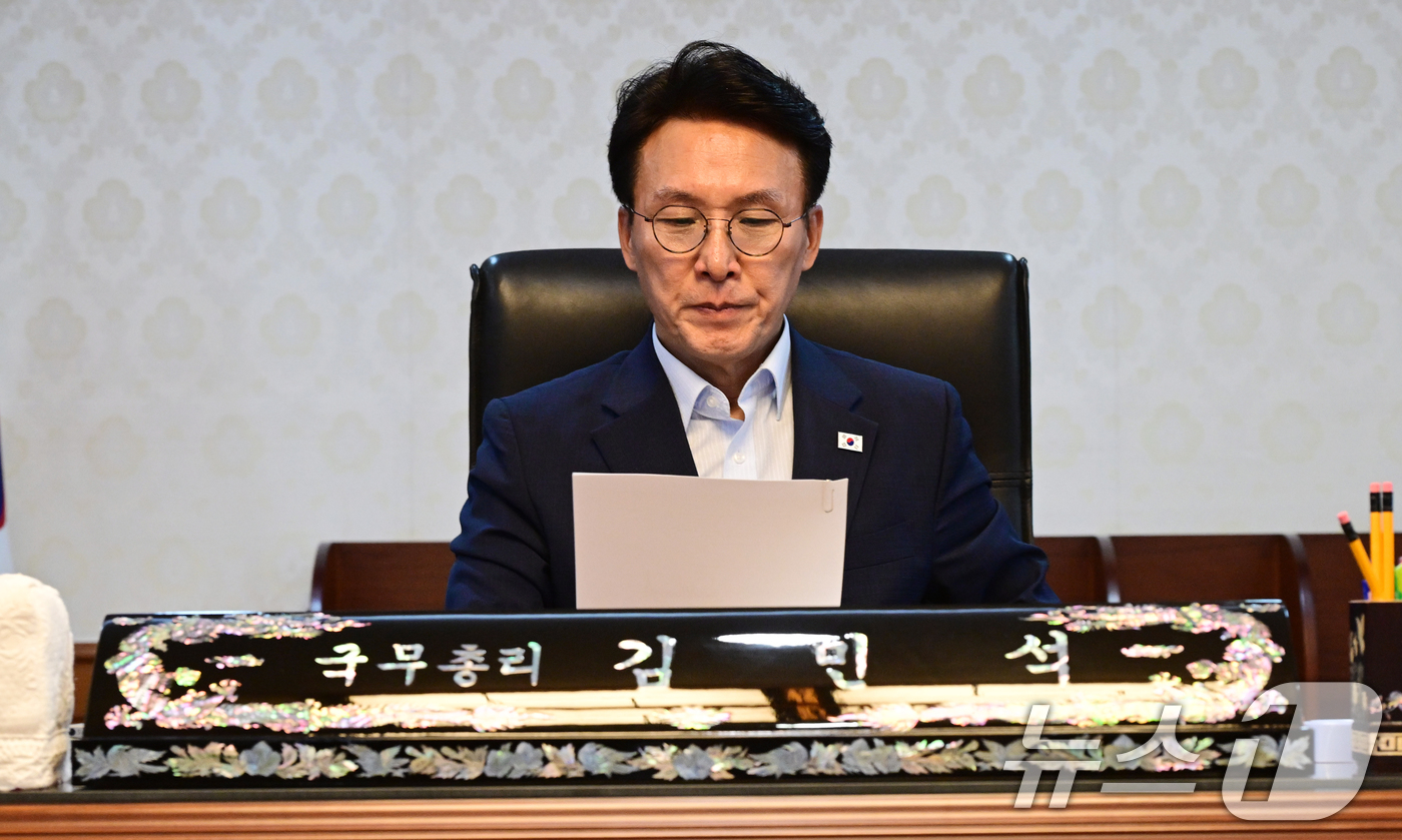 (서울=뉴스1) 임세영 기자 = 김민석 국무총리가 8일 오후 서울 종로구 정부서울청사 집무실에서 업무를 보고 있다. (공동취재)2025.7.8/뉴스1