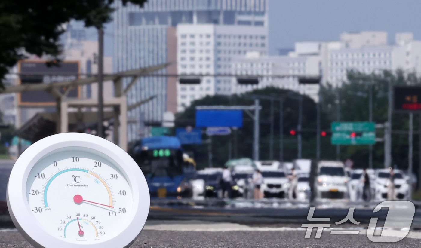 (서울=뉴스1) 김성진 기자 = 서울 기온이 37.1도까지 오르면서 근대적인 기상관측을 시작한 이래 7월 상순 기온으론 역대 최고치를 기록한 8일 서울 영등포구 여의도 일대 뜨겁게 …