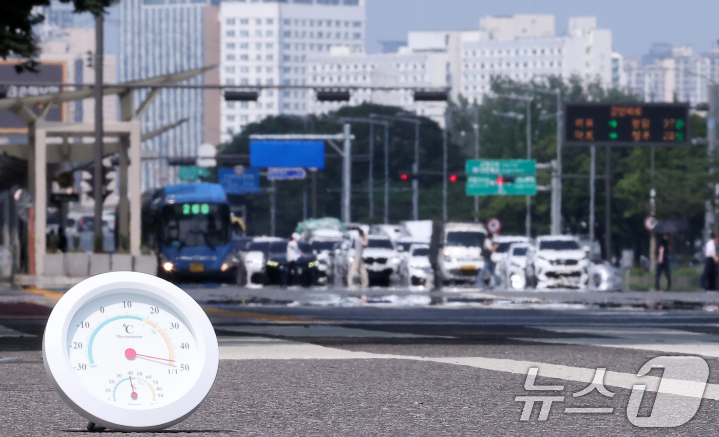 (서울=뉴스1) 김성진 기자 = 서울 기온이 37.1도까지 오르면서 근대적인 기상관측을 시작한 이래 7월 상순 기온으론 역대 최고치를 기록한 8일 서울 영등포구 여의도 일대 뜨겁게 …