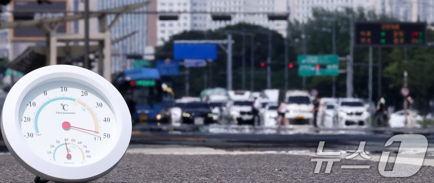 (서울=뉴스1) 김성진 기자 = 서울 기온이 37.1도까지 오르면서 근대적인 기상관측을 시작한 이래 7월 상순 기온으론 역대 최고치를 기록한 8일 서울 영등포구 여의도 일대 뜨겁게 …