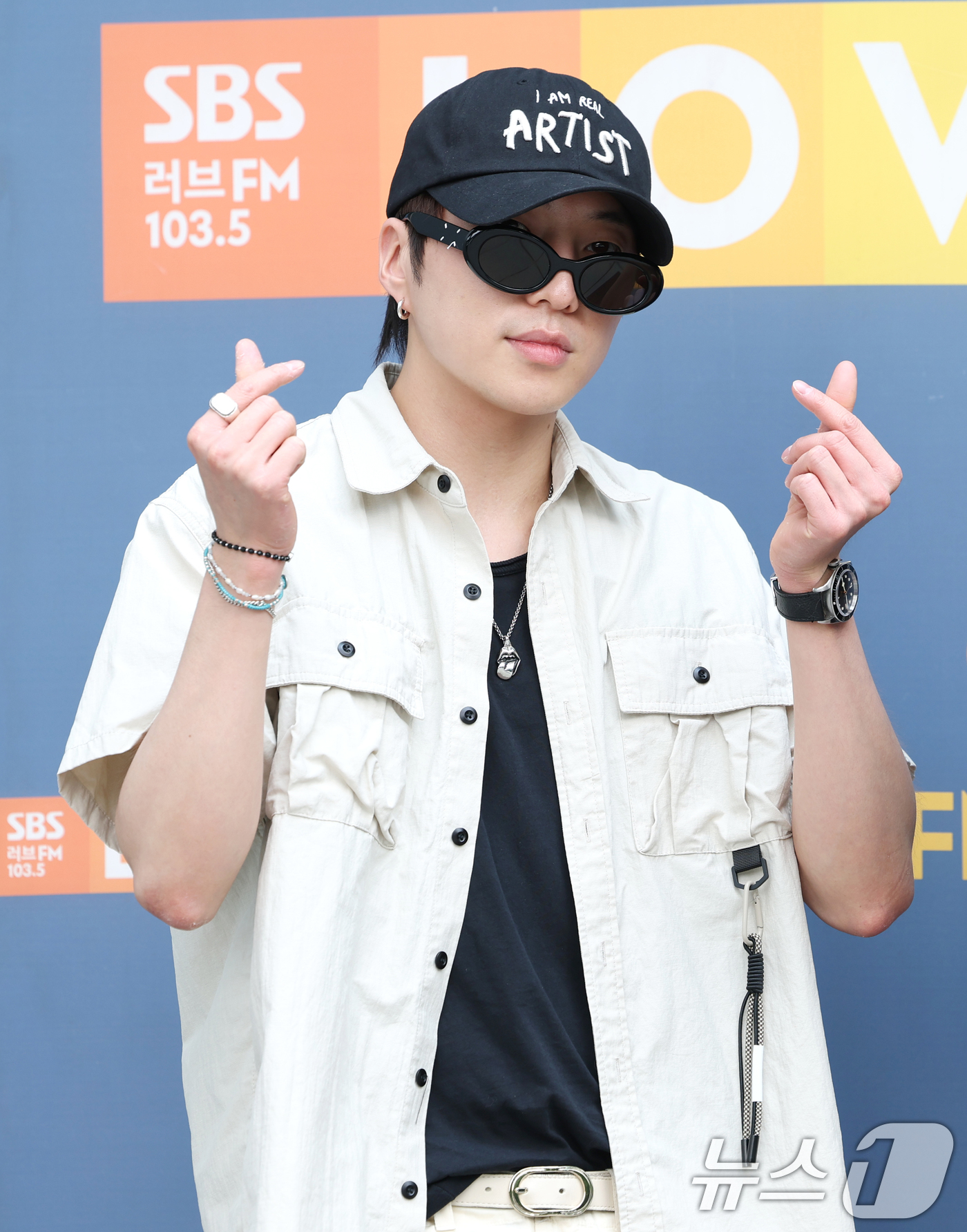 (서울=뉴스1) 권현진 기자 = 위너 강승윤이 라디오 ‘컬투쇼’를 위해 8일 서울 양천구 SBS 방송센터에 도착해 인사를 하고 있다.  2025.7.8/뉴스1