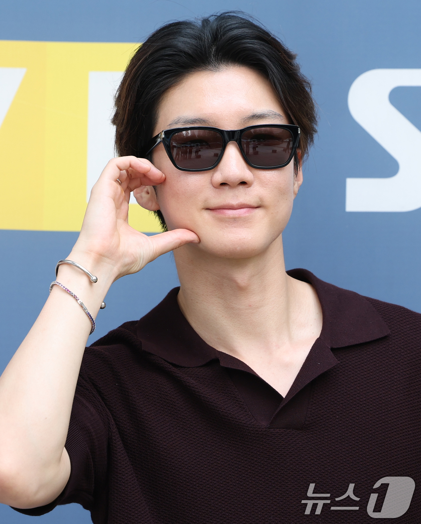 (서울=뉴스1) 권현진 기자 = 위너 이승훈이 라디오 ‘컬투쇼’를 위해 8일 서울 양천구 SBS 방송센터에 도착해 인사를 하고 있다.  2025.7.8/뉴스1