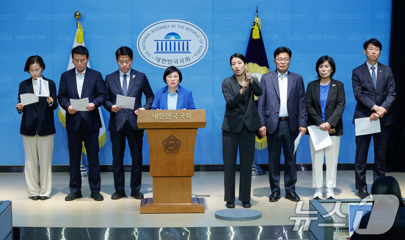 (서울=뉴스1) 안은나 기자 = 국회 과학기술정보방송통신위원회 소속 더불어민주당, 조국혁신당 의원들이 8일 오후 서울 여의도 국회 소통관에서 이진숙 방송통신위원장에 대한 감사원 감 …