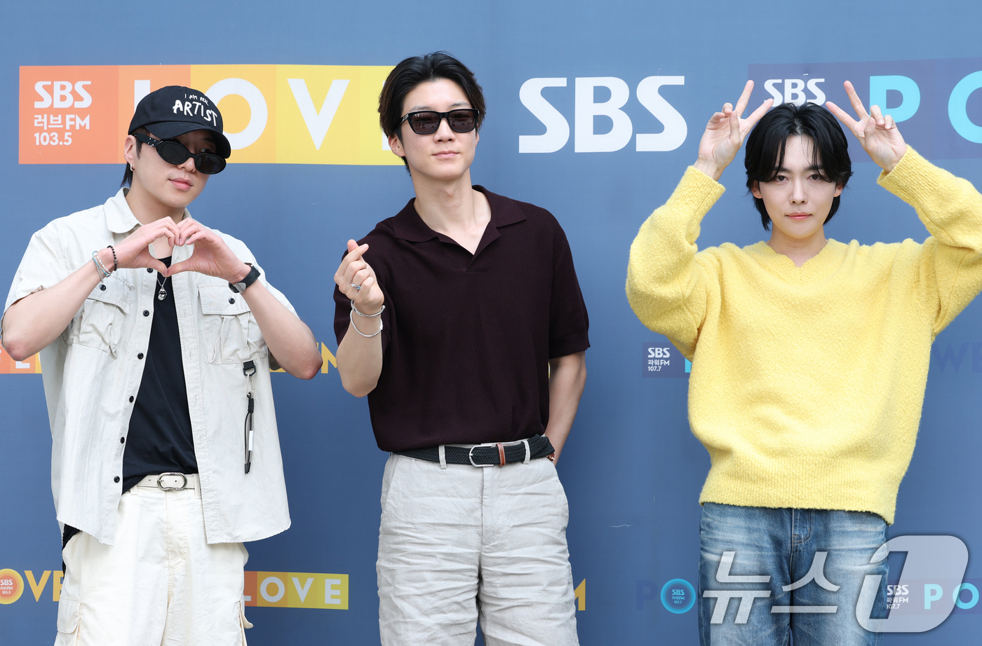 (서울=뉴스1) 권현진 기자 = 위너 강승윤(왼쪽부터)과 이승훈, 김진우가 라디오 ‘컬투쇼’를 위해 8일 서울 양천구 SBS 방송센터에 도착해 인사를 하고 있다. 2025.7.8/ …