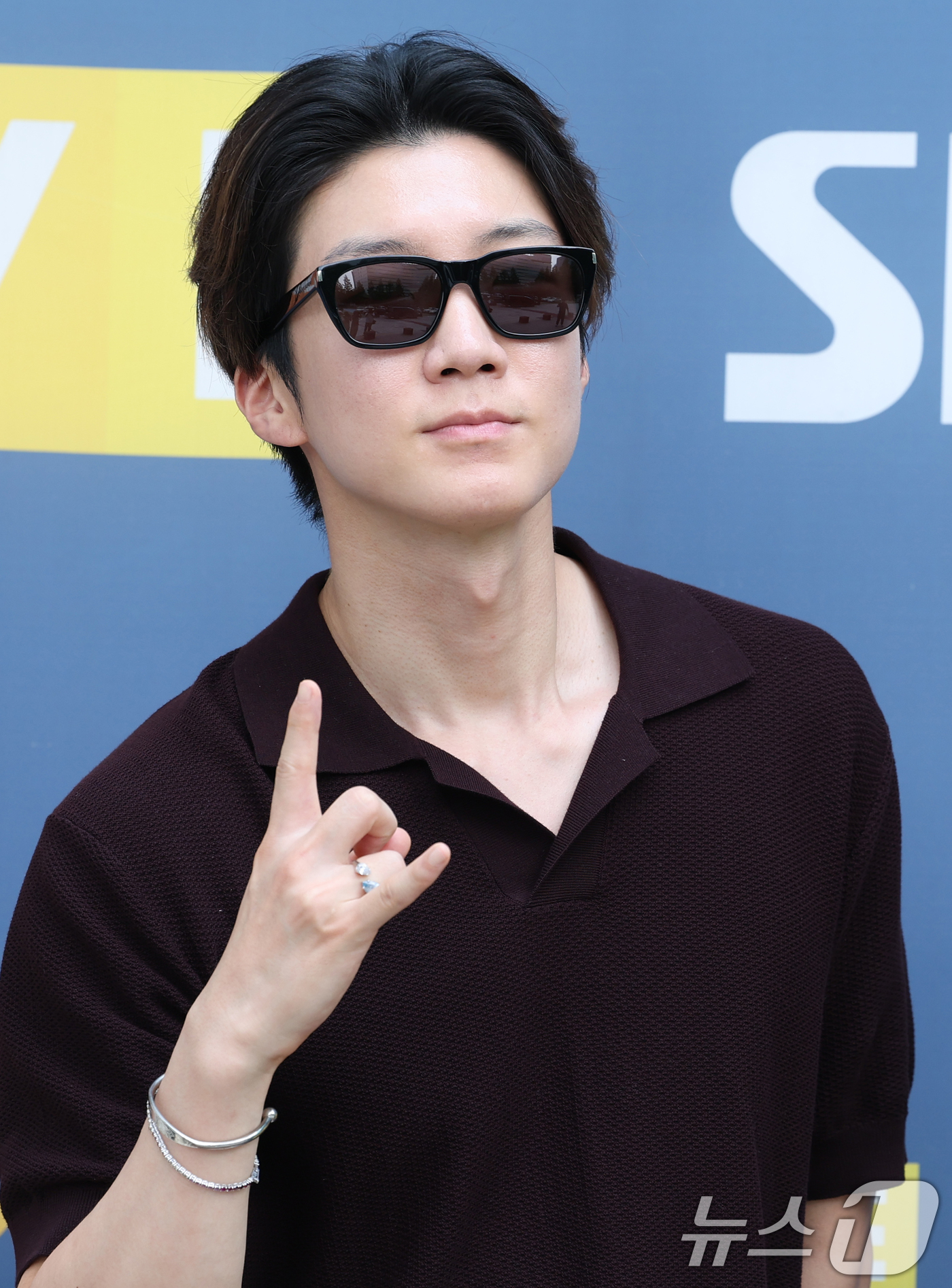 (서울=뉴스1) 권현진 기자 = 위너 이승훈이 라디오 ‘컬투쇼’를 위해 8일 서울 양천구 SBS 방송센터에 도착해 인사를 하고 있다.  2025.7.8/뉴스1