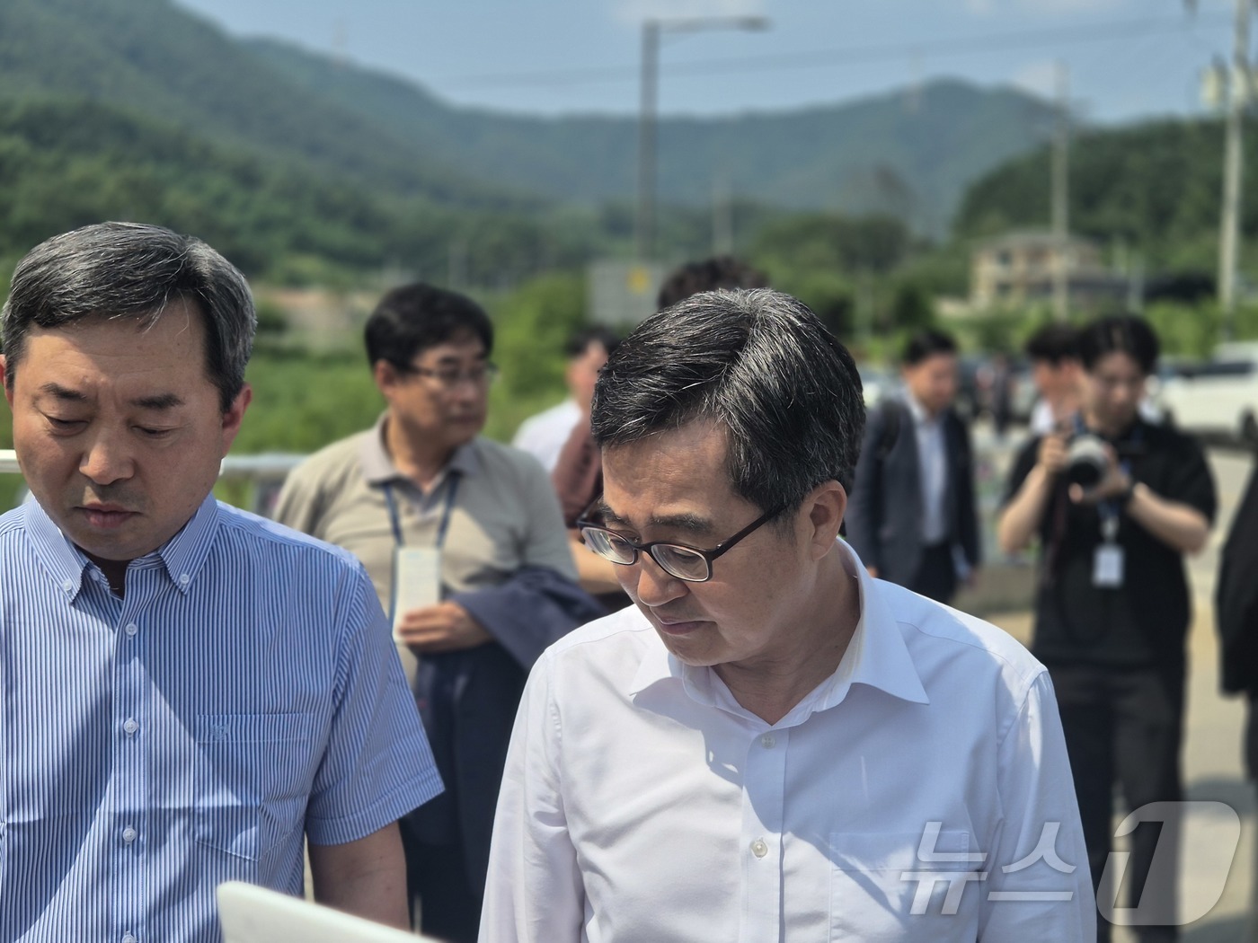 (양평=뉴스1) 양희문 기자 = 김동연 경기도지사가 8일 오후 양평군 서울-양평고속도로 원안 종점부 현장에 방문, 추진 경위를 보고받고 있다.이날 김 지사는 "특검에서 양평고속도로 …