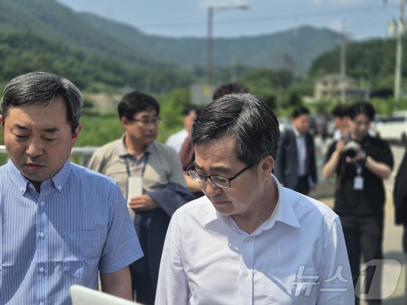 본문 이미지 - 김동연 경기도지사가 8일 오후 양평군 서울-양평고속도로 원안 종점부 현장에 방문, 추진 경위를 보고받고 있다. 이날 김 지사는 &#34;특검에서 양평고속도로 특혜 진상을 밝히고 원안을 추진해야 한다＂는 입장을 밝혔다. 2025.07.08/뉴스1 ⓒ News1 양희문 기자