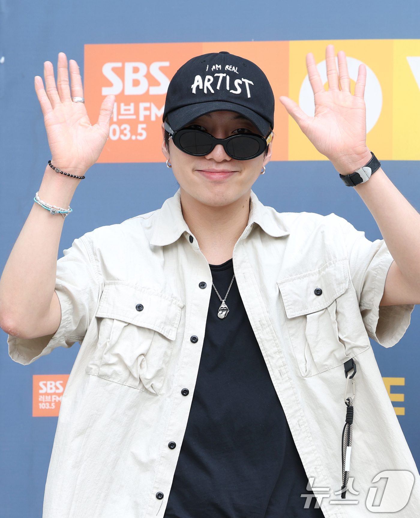 (서울=뉴스1) 권현진 기자 = 위너 강승윤이 라디오 ‘컬투쇼’를 위해 8일 서울 양천구 SBS 방송센터에 도착해 인사를 하고 있다.  2025.7.8/뉴스1
