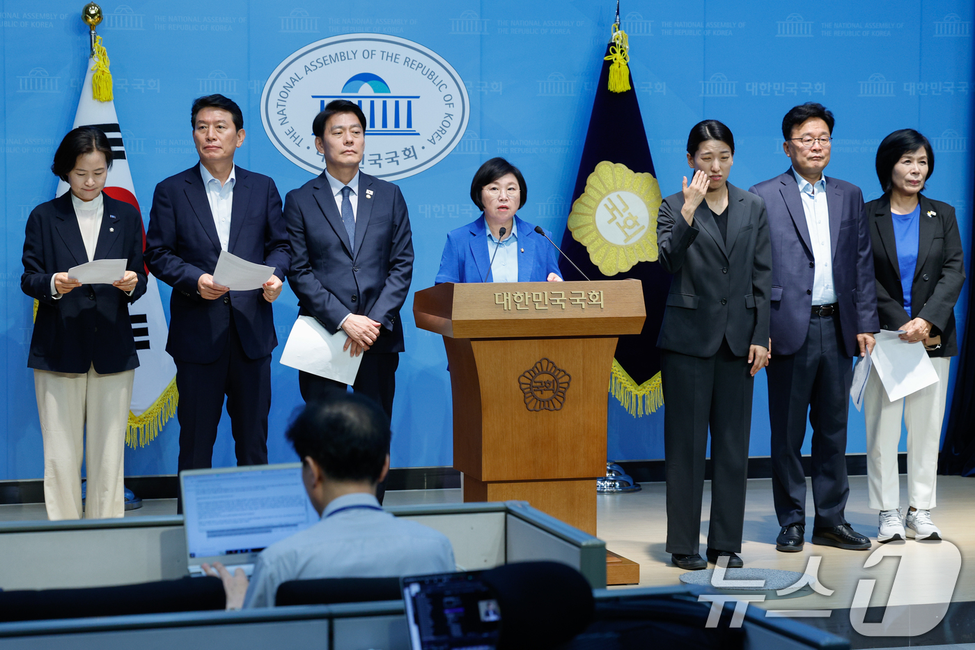 (서울=뉴스1) 안은나 기자 = 국회 과학기술정보방송통신위원회 소속 더불어민주당, 조국혁신당 의원들이 8일 오후 서울 여의도 국회 소통관에서 이진숙 방송통신위원장에 대한 감사원 감 …