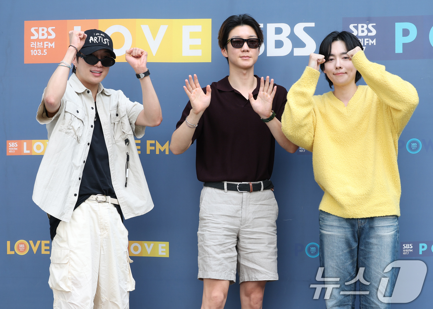 (서울=뉴스1) 권현진 기자 = 위너 강승윤(왼쪽부터)과 이승훈, 김진우가 라디오 ‘컬투쇼’를 위해 8일 서울 양천구 SBS 방송센터에 도착해 인사를 하고 있다. 2025.7.8/ …