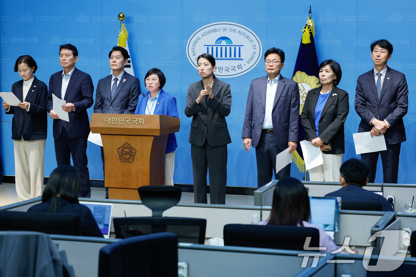 (서울=뉴스1) 안은나 기자 = 국회 과학기술정보방송통신위원회 소속 더불어민주당, 조국혁신당 의원들이 8일 오후 서울 여의도 국회 소통관에서 이진숙 방송통신위원장에 대한 감사원 감 …