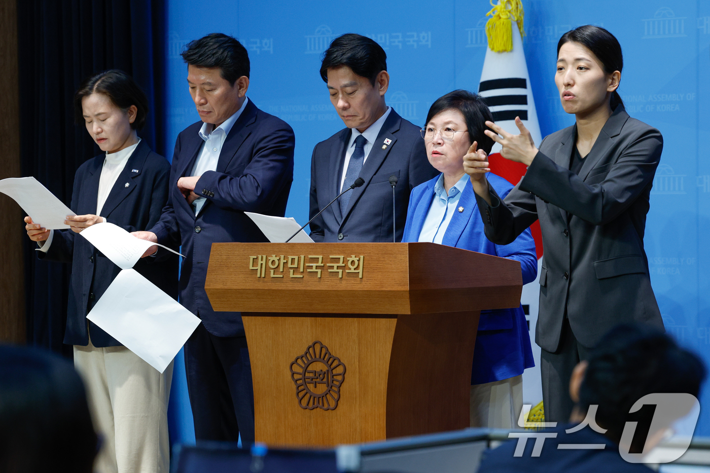 (서울=뉴스1) 안은나 기자 = 국회 과학기술정보방송통신위원회 소속 더불어민주당, 조국혁신당 의원들이 8일 오후 서울 여의도 국회 소통관에서 이진숙 방송통신위원장에 대한 감사원 감 …