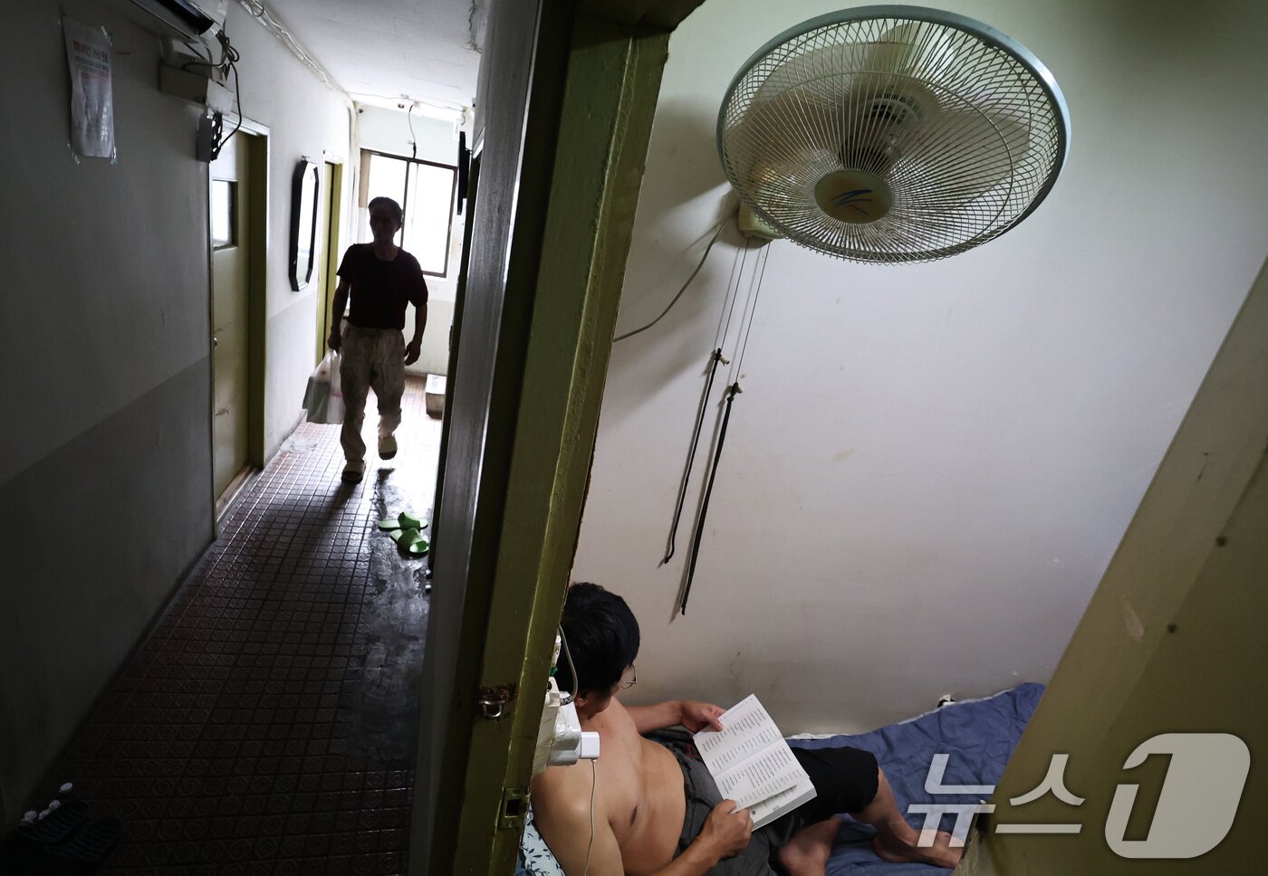 본문 이미지 - 8일 오후 서울 동자동 쪽방촌에서 이태&#40;56&#41; 씨가 선풍기 바람을 쐬고 있다. 이날 오후 2시께 서울 기온은 37.1도까지 오르면서 7월 상순 기온으론 역대 최고치를 기록했다. 2025.7.8/뉴스1 ⓒ News1 구윤성 기자