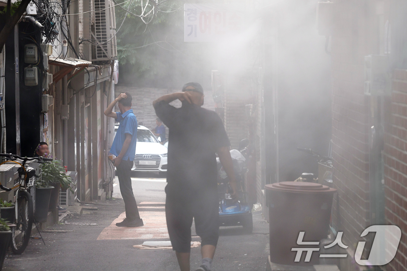 (서울=뉴스1) 구윤성 기자 = 8일 오후 서울 용산구 동자동 쪽방촌에서 주민들이 쿨링포그 아래에서 더위를 피하고 있다.이날 오후 2시쯤 서울 기온은 37.1도까지 오르면서 7월 …