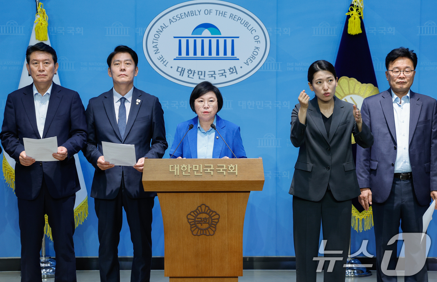 (서울=뉴스1) 안은나 기자 = 국회 과학기술정보방송통신위원회 소속 더불어민주당, 조국혁신당 의원들이 8일 오후 서울 여의도 국회 소통관에서 이진숙 방송통신위원장에 대한 감사원 감 …