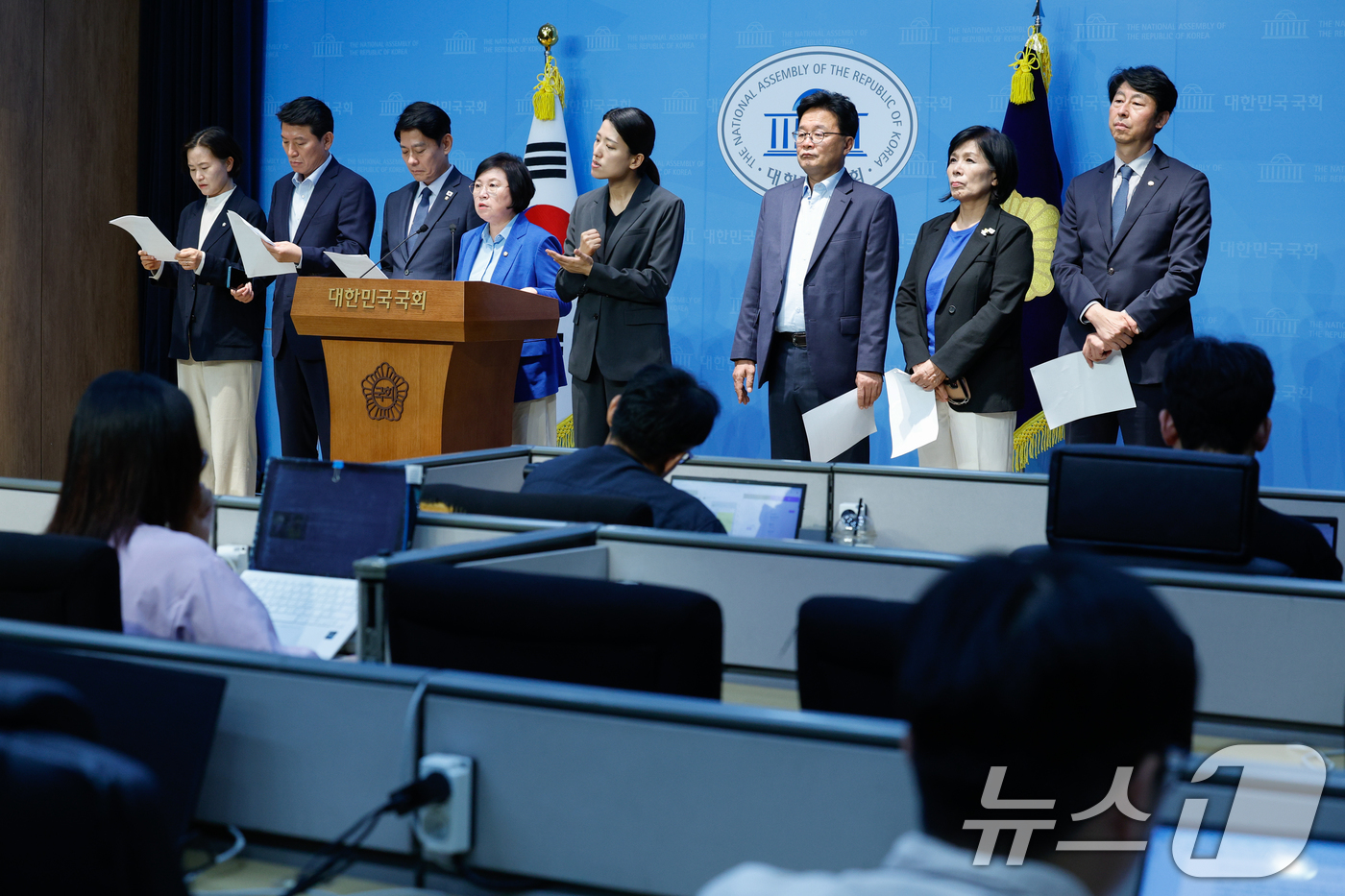 (서울=뉴스1) 안은나 기자 = 국회 과학기술정보방송통신위원회 소속 더불어민주당, 조국혁신당 의원들이 8일 오후 서울 여의도 국회 소통관에서 이진숙 방송통신위원장에 대한 감사원 감 …