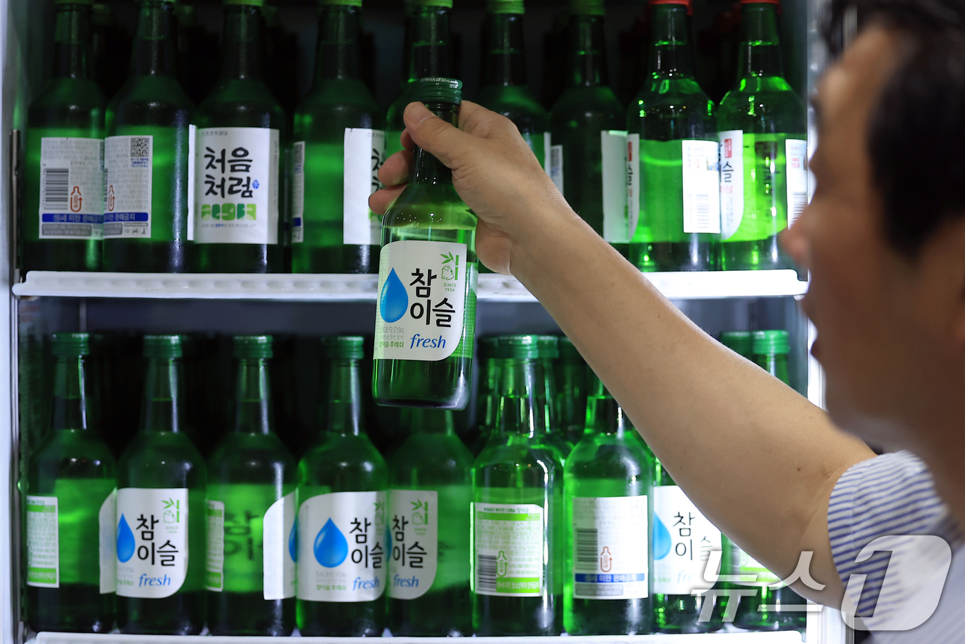 (서울=뉴스1) 박정호 기자 = 8일 오후 서울 종로구의 한 중식당에서 직원이 소주와 맥주를 정리하고 있다.통계청 국가통계포털(KOSIS)에 게시된 소비자물가지수 및 생활물가지수에 …