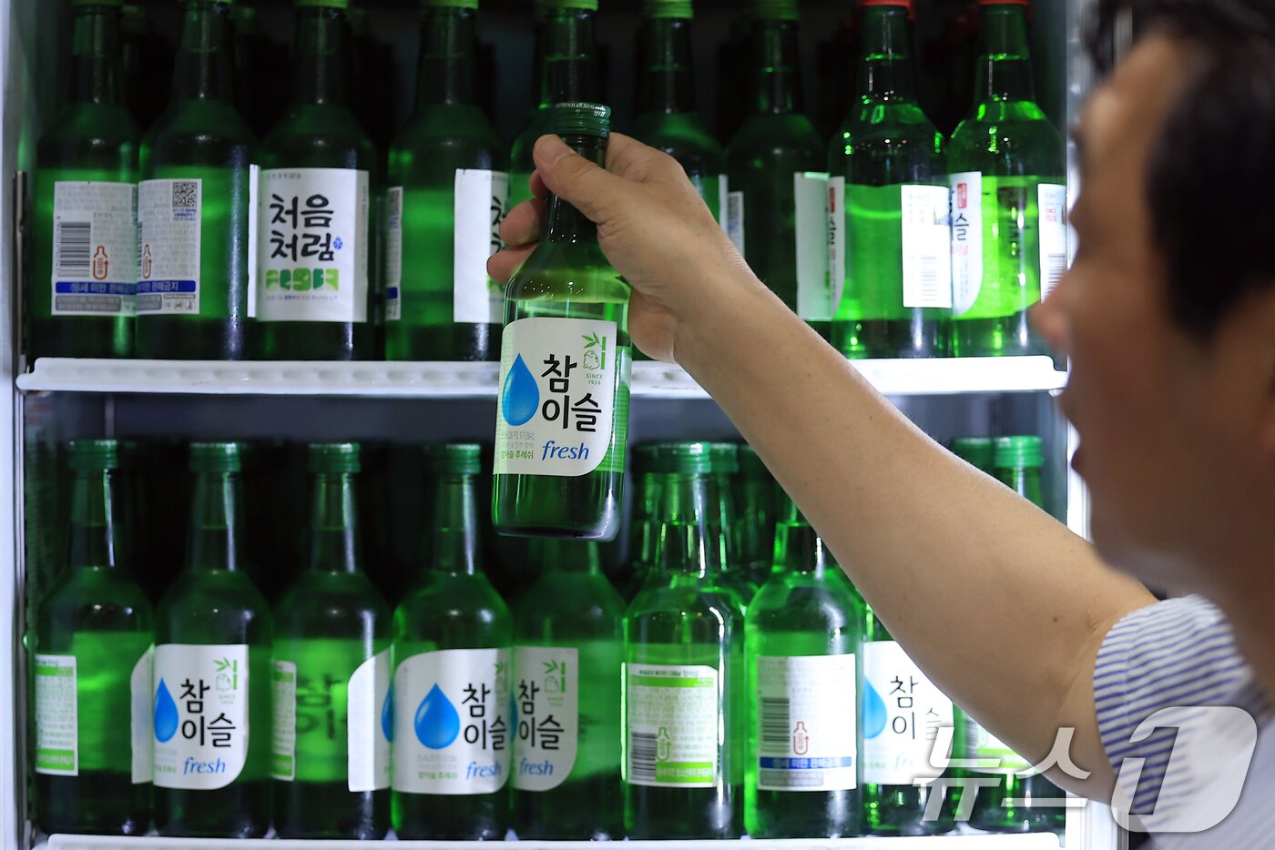 본문 이미지 - 8일 오후 서울 종로구의 한 중식당에서 직원이 소주와 맥주를 정리하고 있다. 통계청 국가통계포털(KOSIS)에 게시된 소비자물가지수 및 생활물가지수에 따르면 외식 소주와 맥주가 소폭 상승한 것으로 나타났다. 2025.7.8 ⓒ 뉴스1 박정호 기자