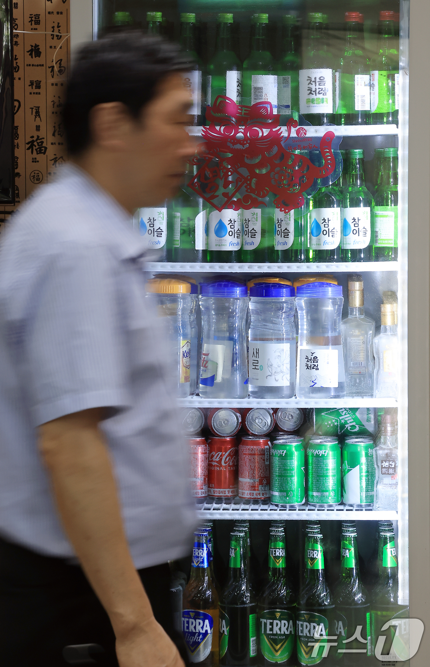 (서울=뉴스1) 박정호 기자 = 8일 오후 서울 종로구의 한 중식당에서 직원이 소주와 맥주가 정리된 냉장고 앞을 지나고 있다.통계청 국가통계포털(KOSIS)에 게시된 소비자물가지수 …